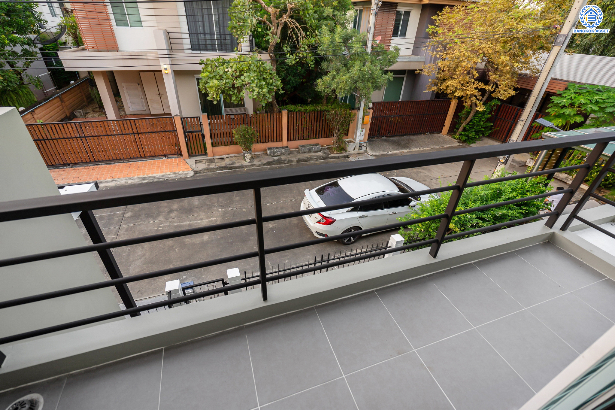 บ้านเดี่ยวมือสองนนทบุรี ม.ฮาบิเทีย ราชพฤกษ์-345 จากแบรนด์คุณภาพ Sansiri เนื้อที่ 50 ตร.ว. ฟังก์ชัน 3 ห้องนอน 2 ห้องน้ำ จอดรถได้ 2 คัน  บนทำเลติดถนนใหญ่345 พร้อมเชื่อมสู่ราชพฤกษ์, แจ้งวัฒนะ และติวานนท์ ฯลฯ ได้อย่างรวดเร็ว ใกล้ทางด่วน "ศรีสมาน" และรายล้อมด้วยสิ่งอำนวยความสะดวกครบ